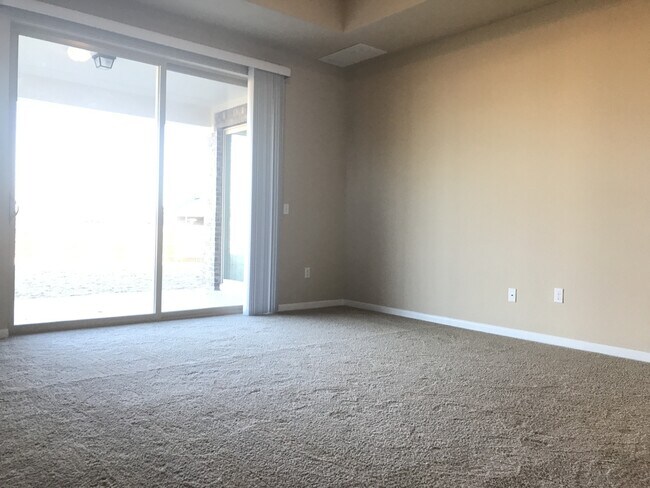 Building Photo - FIVE BEDROOM, THREE BATH 1-STORY HOME