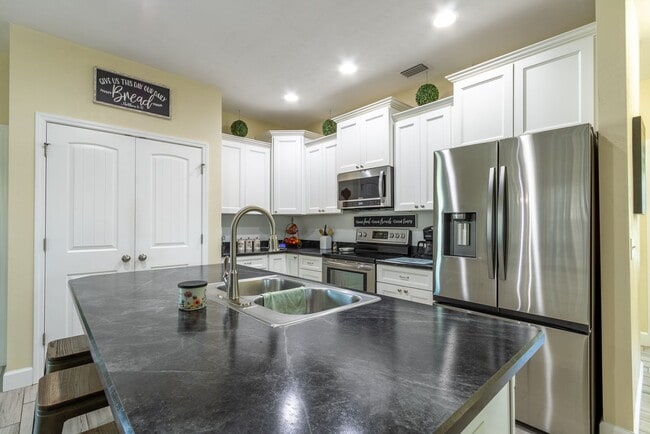 Building Photo - Spacious 3BR/2BA Home with Open Layout, Is...