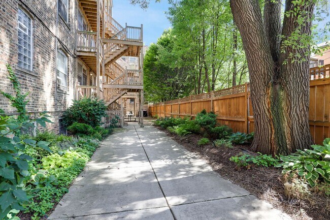 Building Photo - Sun-drenched Roscoe Village