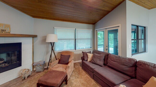 Building Photo - LOOK!  Park Avenue- 4 Bedroom/3 Bath - BEAUTIFUL!