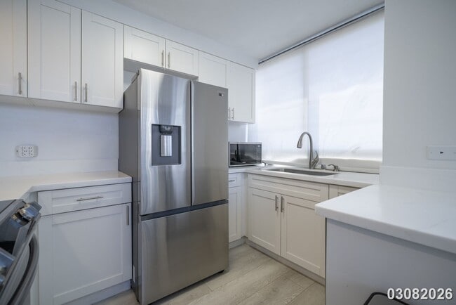Building Photo - $3,500 / 2br - 896ft2 - Renovated and Modern 2BR/2BA/1PKG unit in the Royal Capito