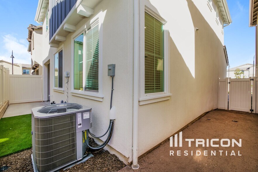 Building Photo - 31556 Hans Dr