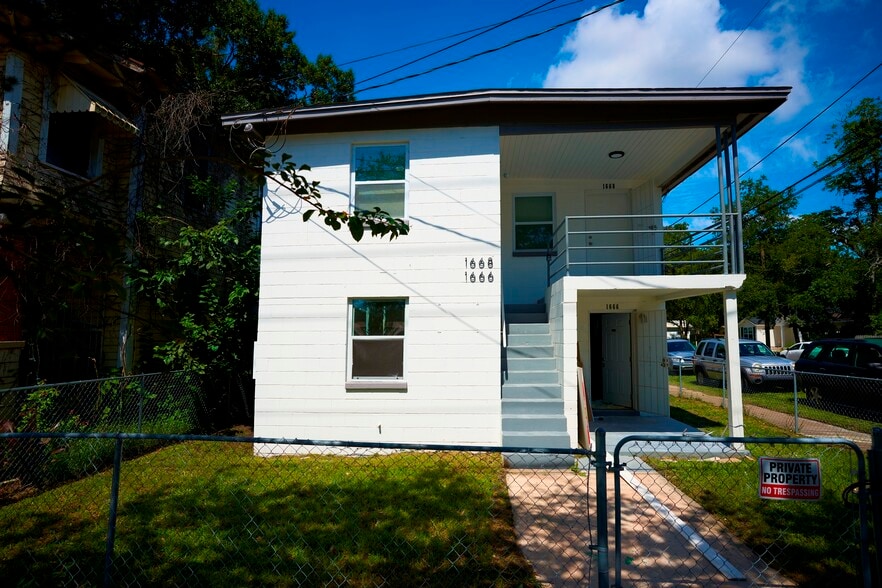 Building Photo - 1666 N Myrtle Ave