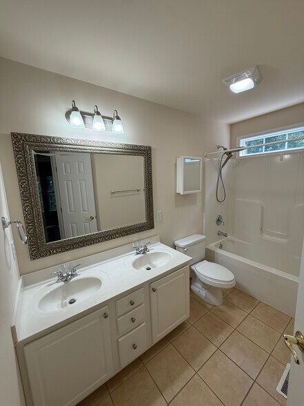 shared bath 2nd level - 305 E Monacan Dr