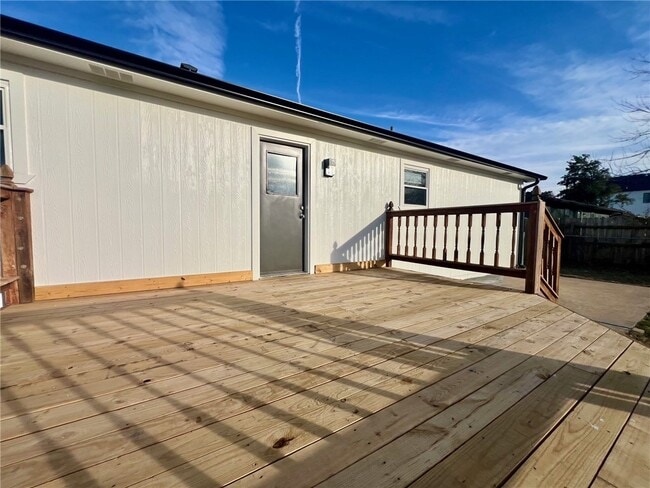 Building Photo - 902 SE G St