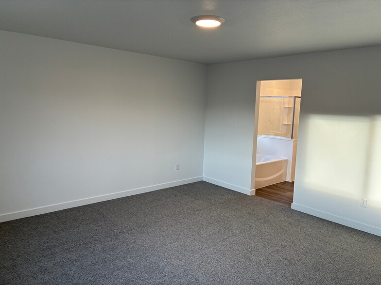 Building Photo - 708 N Plainsman Dr