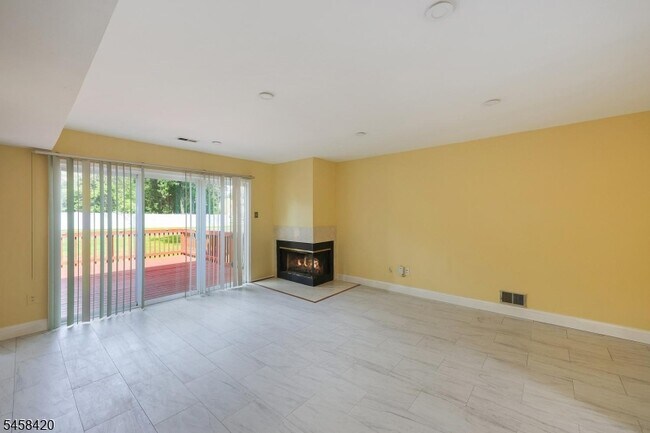 Building Photo - 44 Whitby Cir