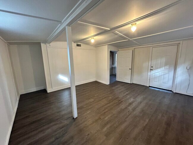 Building Photo - 553 Purl Adams Ave