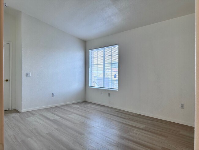 Building Photo - Private Upstairs Retreat in Desirable Gated Community