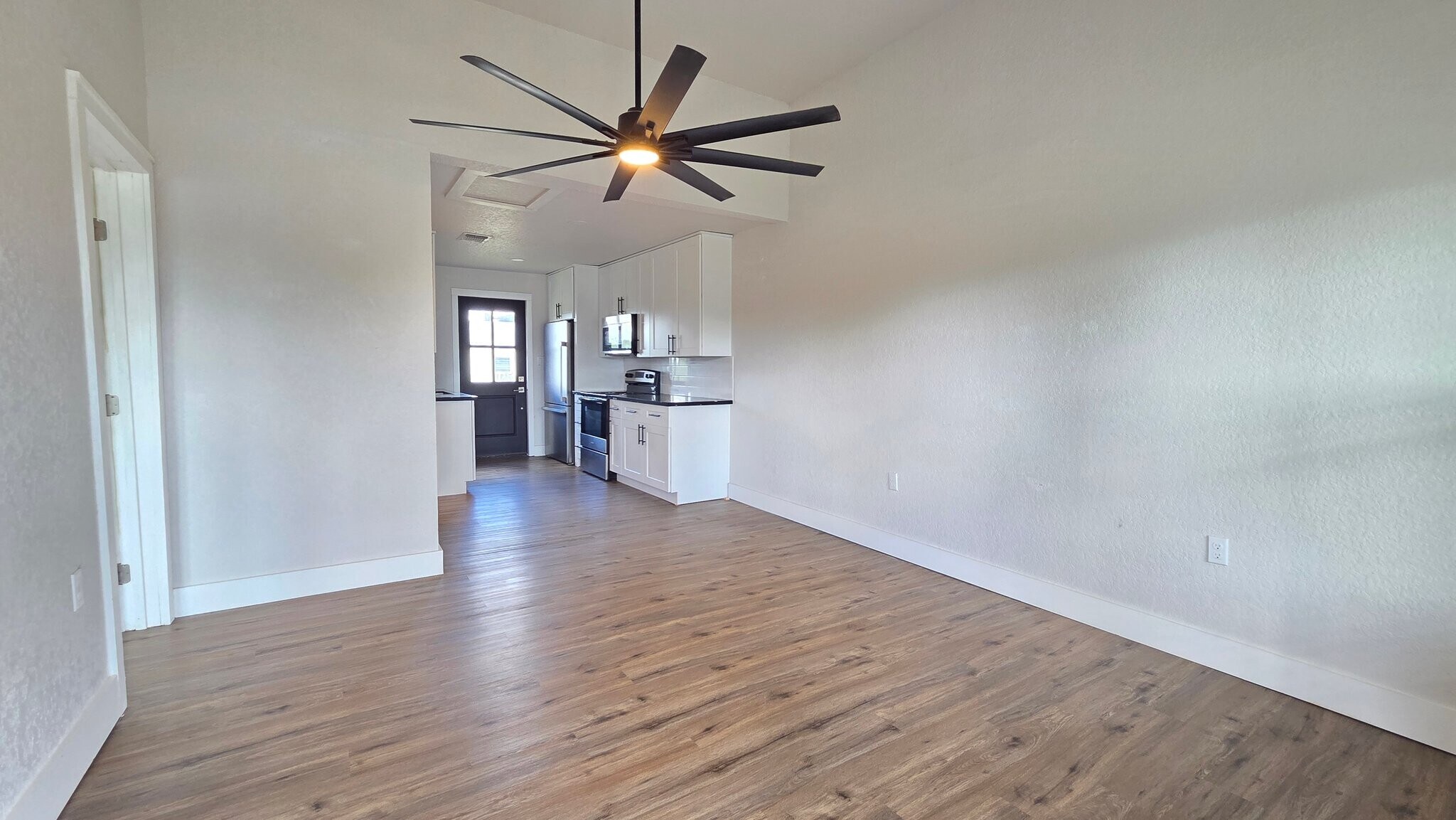 Building Photo - 607 E 12th St