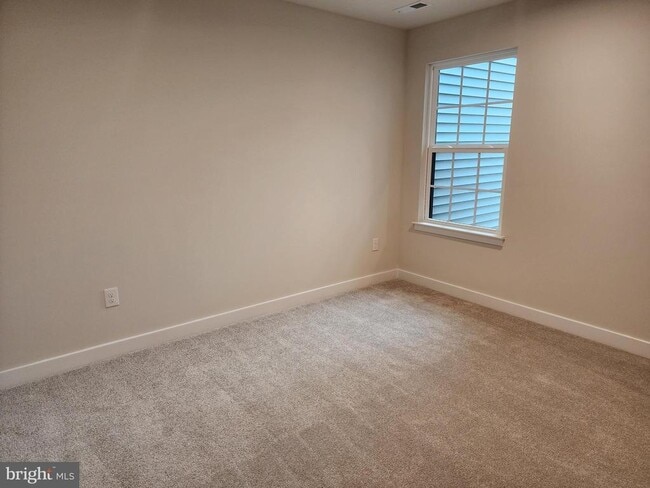 Building Photo - 321 E Cochran St