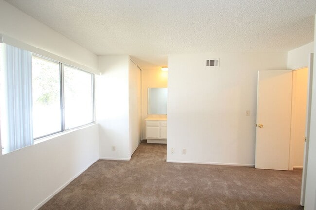 Building Photo - Coming Soon – Charming 3-Bedroom Townhome ...