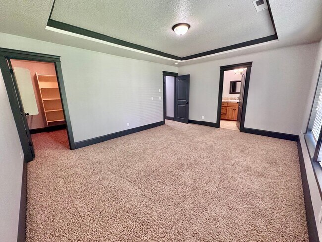 Building Photo - GORGEOUS Townhome...  LOCATION , LOCATION near Peace Health Hospital