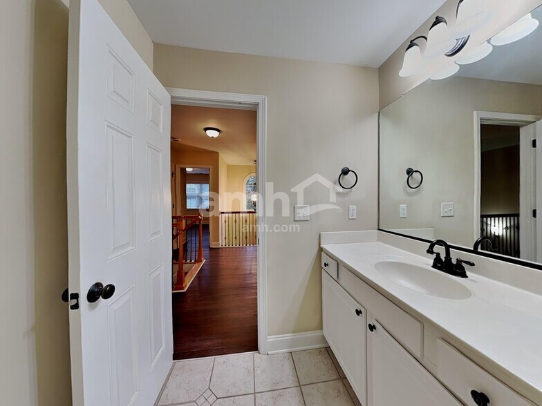 Building Photo - 483 Quick Silver Dr