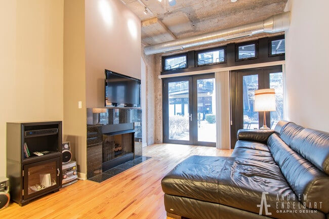 Building Photo - 1033 W 14th Pl