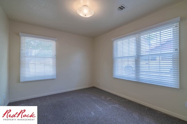 Building Photo - 3 Bedroom End Unit Home in Downtown St. George