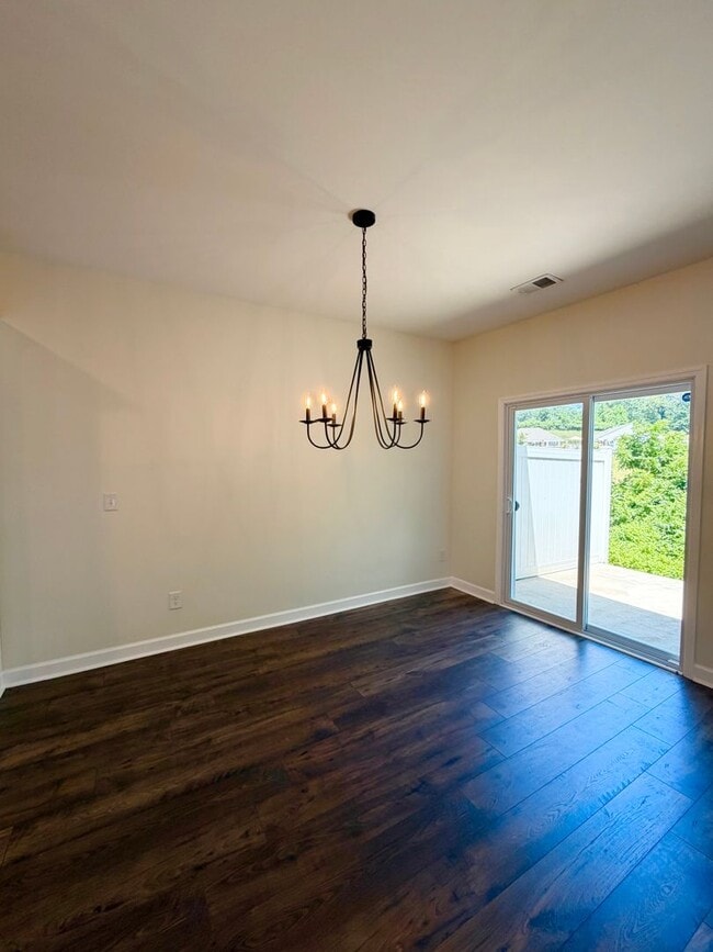 Building Photo - Spacious 3 Bedroom/ 2 Bath townhouse for rent in Fountain Park, convenient Asheville location