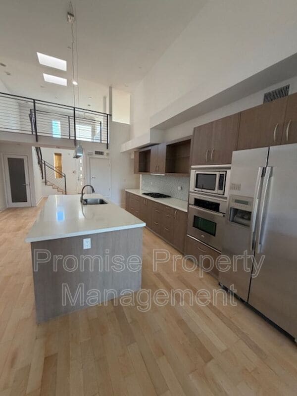 Building Photo - 12837 Moorpark St