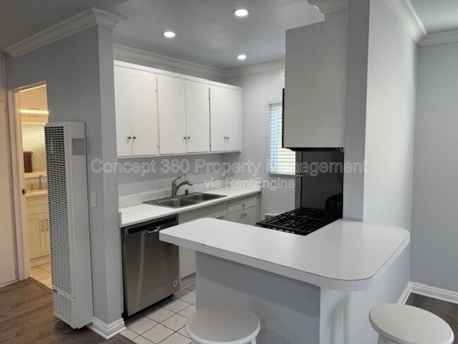 Building Photo - 2061 Lomina Ave