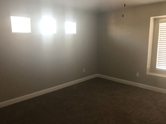 Building Photo - 3 Bedroom 2.5 Bathroom Townhome in Santa Clara!