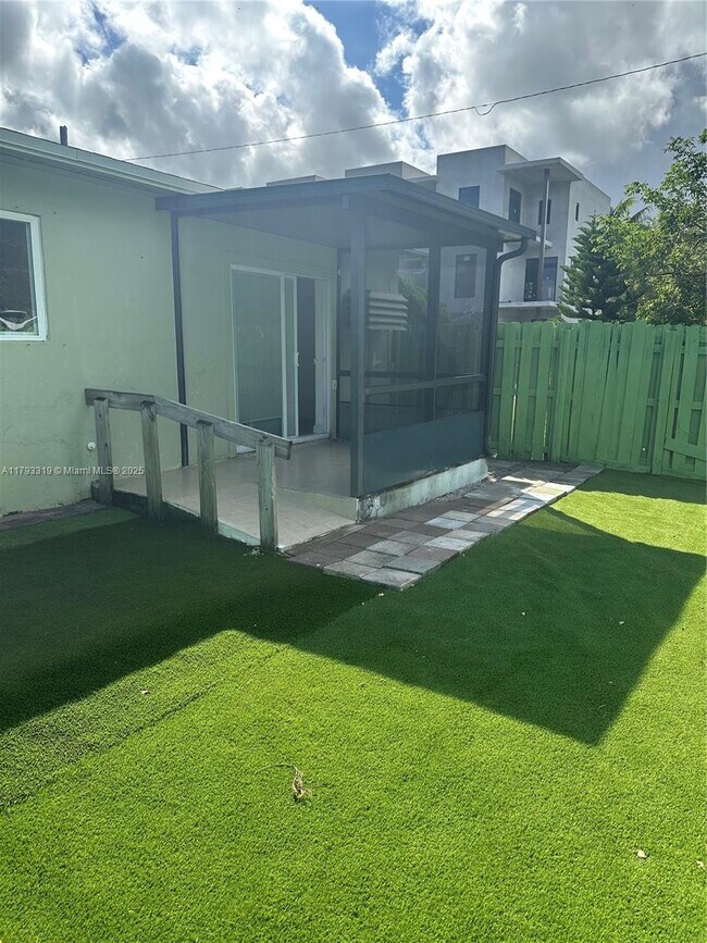 Building Photo - 1325 N 16th Ct