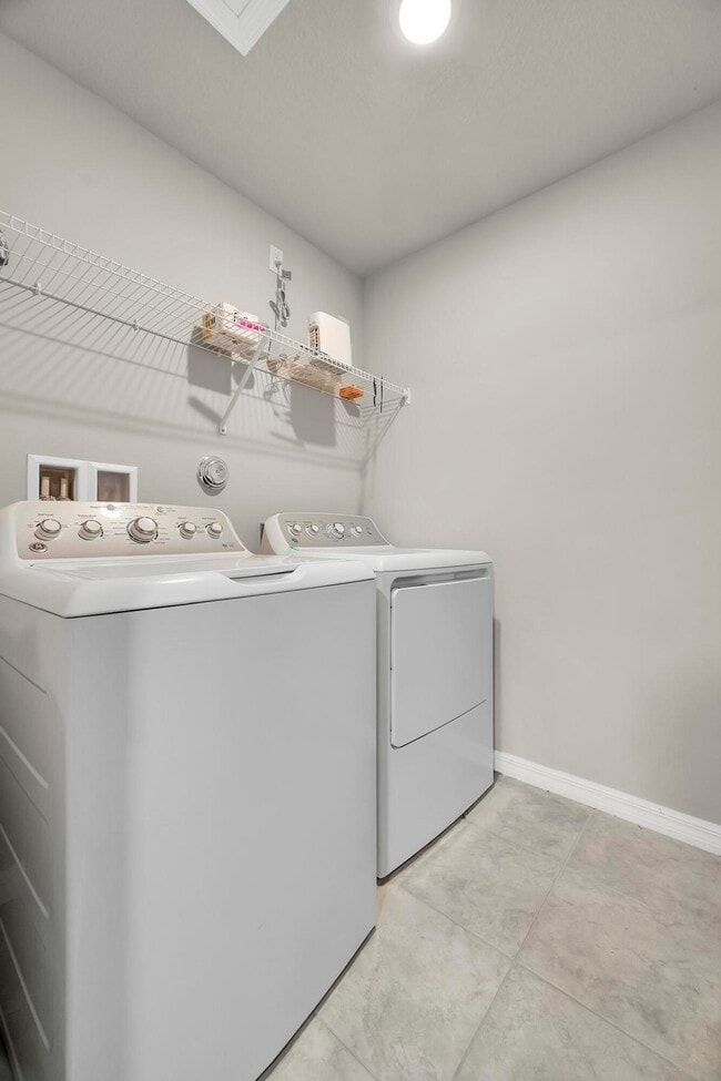 Building Photo - 3550 San Bernardino Wy