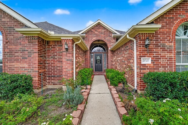 Primary Photo - 4014 Shoreview Ln