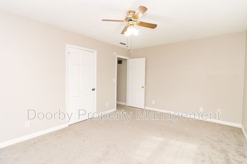 Building Photo - 4235 Greenbriar Rd