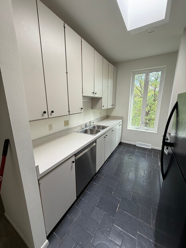 Building Photo - 561 Laurel Ave