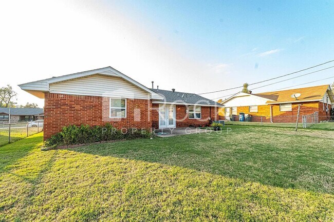 Building Photo - 3 Bedroom Home with 2-Car Garage and Covered Parking