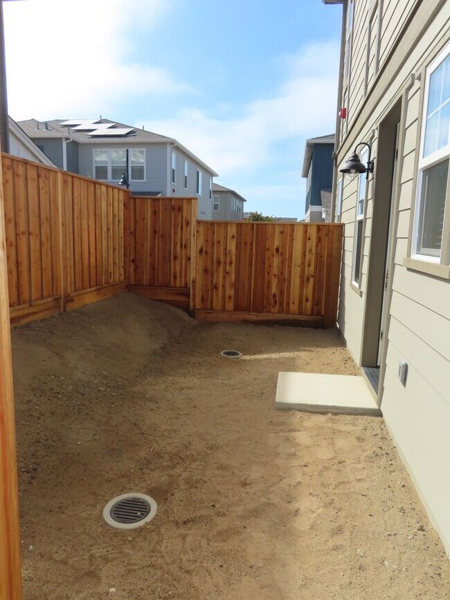 Building Photo - Newer home in Dunes Community