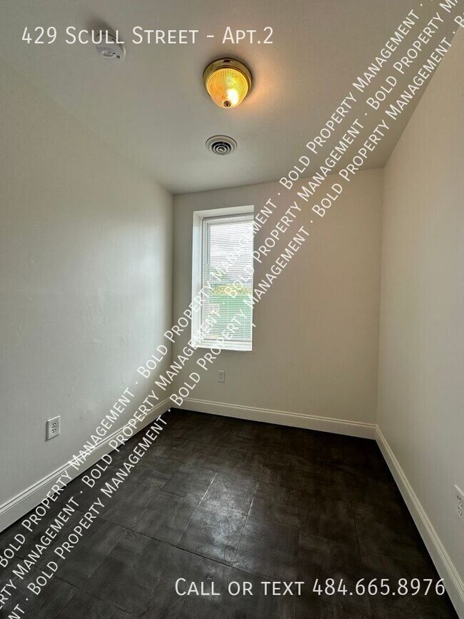 Building Photo - 429 Scull St