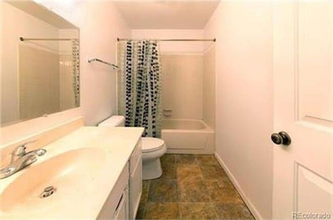 Building Photo - Spacious 3 Bed, 2 Full Bath Townhome near the Highline Canel!