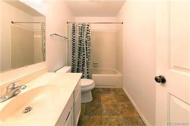 Building Photo - Spacious 3 Bed, 2 Full Bath Townhome steps...