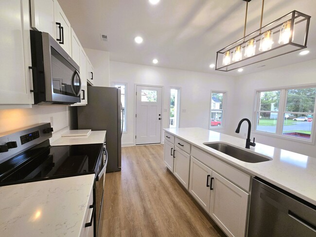 Building Photo - Beautiful new built three-bedroom, two-bat...