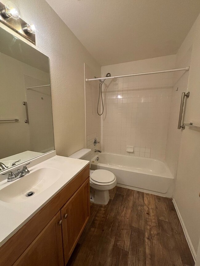 Building Photo - 3 Bed 2 Bath Condo.  Available NOW! - Mile...