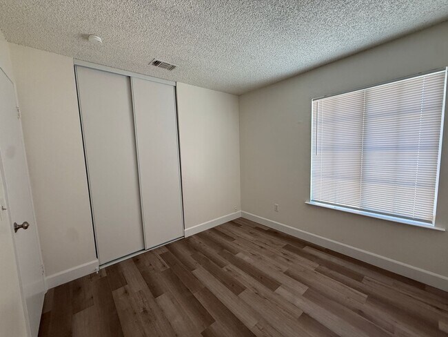 Building Photo - 486 Colonial Cir