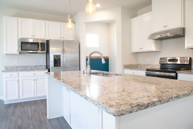 Building Photo - 4 Bedroom, 2.5 Bath Home w/ Fenced Backyard and 2 Car Garage