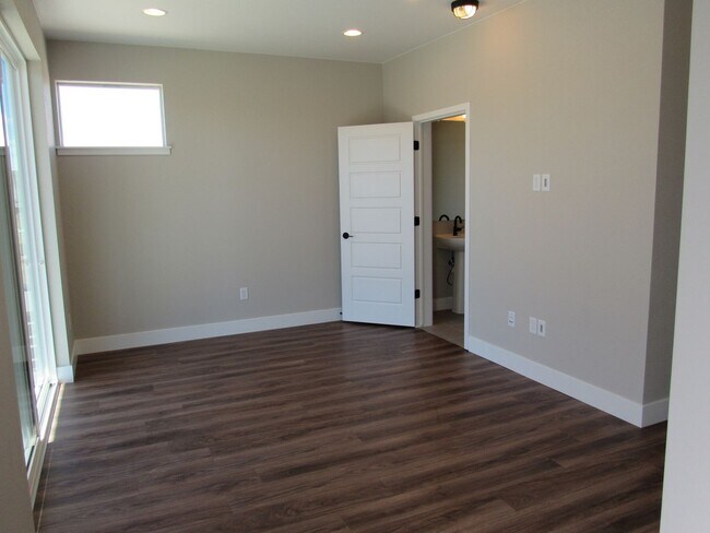 Building Photo - Modern Solar Powered Home in Broomfield