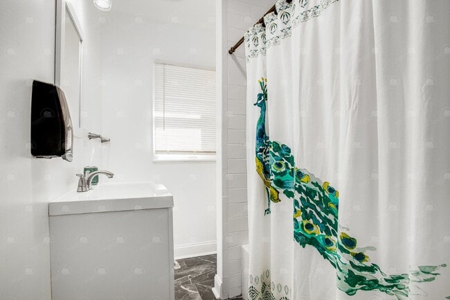 Building Photo - 3-bedroom 3-bathroom w/a loft in historic Pendleton Heights!