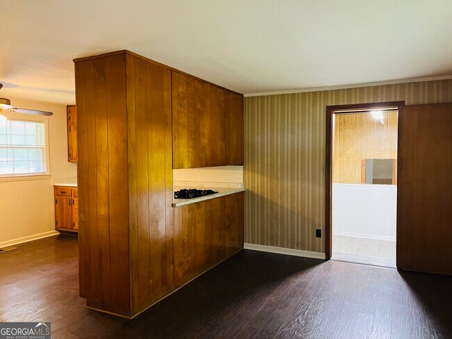Building Photo - 5885 Feldwood Rd