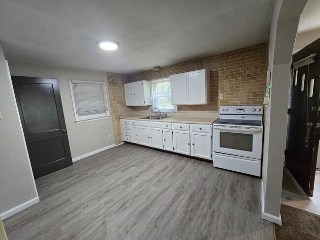 Building Photo - Now Leasing! Awesome 2BR/1BA Home in St. L...