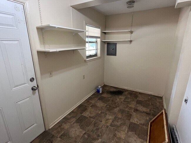 Building Photo - 505 E Fir St