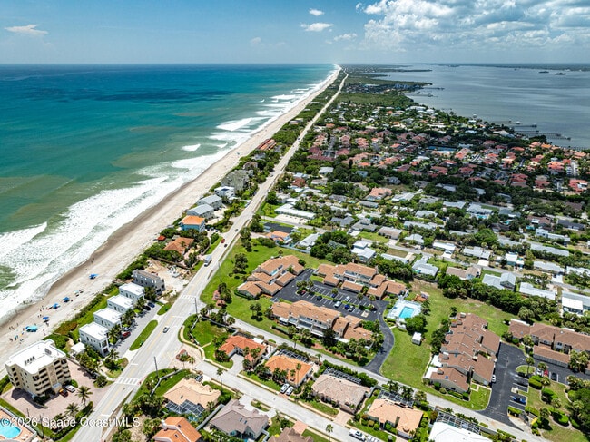 Building Photo - 105 La Costa St