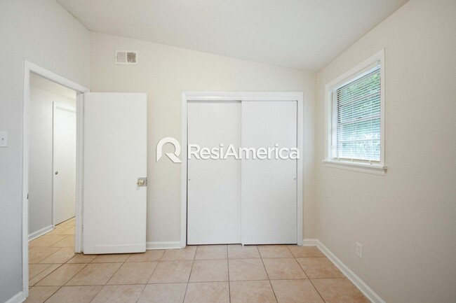 Building Photo - Renovated 3/2 in Great Location!