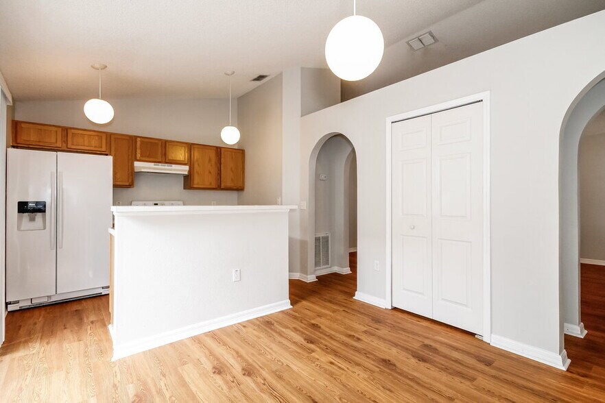 Building Photo - 30319 Birdhouse Dr