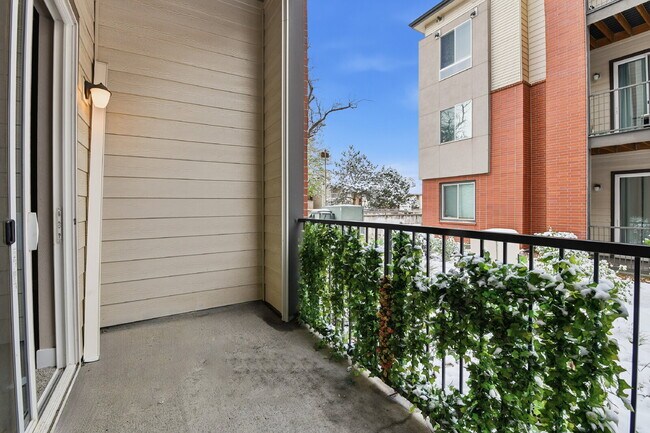 Building Photo - $1,490.95, 2-bed, 2-bath condo located in Aurora.