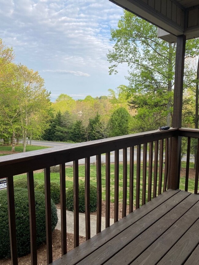 Building Photo - North AVL - Spacious 2/2 Apartment with st...