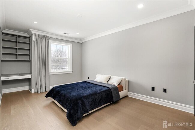 Building Photo - 11 Hamilton Dr