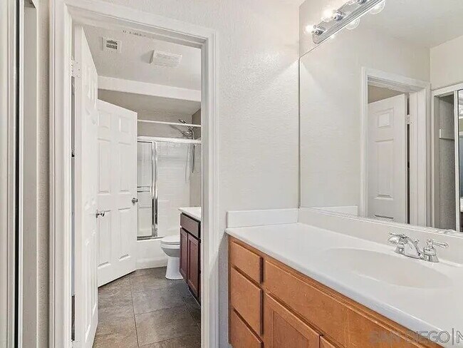 Building Photo - Don't miss out!  This beautiful spacious condo offers open floor plan, lot's of natural light, pr...